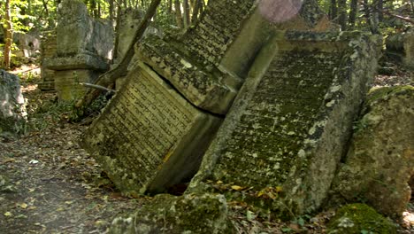 Alten-steinernen-Grabsteinen