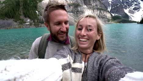 Selfie-des-jungen-Paares-auf-Berg-am-Moraine-lake