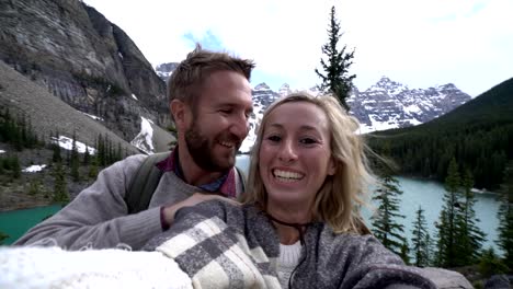 Selfie-des-jungen-Paares-auf-Berg-am-Moraine-lake