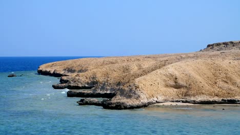 Sommer,-Meer,-schöne-Seenlandschaft.-Berge-und-das-Meer.-Die-Kombination-aus-der-Wüste-und-das-Meer