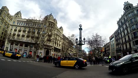 Tráfico-urbano-en-hora-punta-en-Barcelona,-España