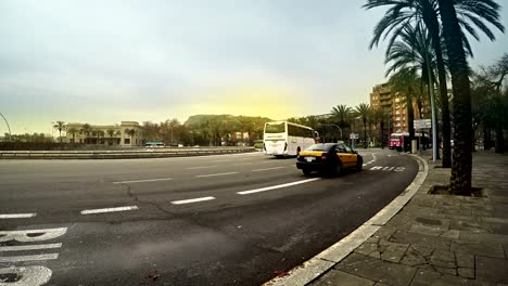 Tráfico-en-la-Plaza-De-España-durante-la-puesta-de-sol