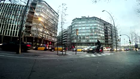 Barcelona-traffic-cars-drive-fast-on-street-at-twilight,-4k