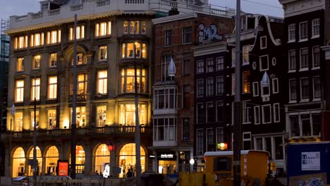 Architektur-des-Hotels-und-Restaurants-in-Amsterdam-in-der-Abenddämmerung