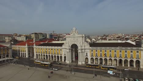 Vuelo-en-Praca-do-Comercio,-Lisboa,-Portugal