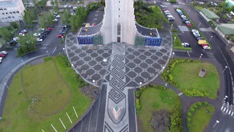 Imágenes-aéreas-de-la-iglesia-de-Hallgrímskirkja-en-Reykjavik,-Islandia