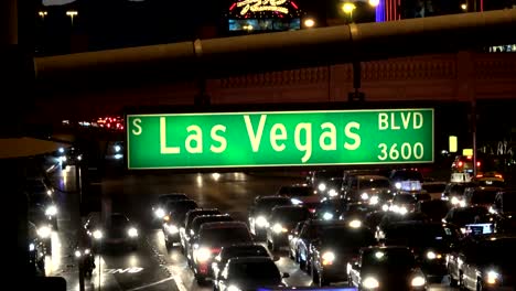 Straßenschild-Las-Vegas-Boulevard-bei-Nacht