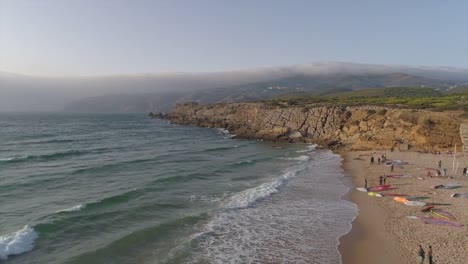 Portugal-Sommer-sonniger-Tag-Lissabon-Bucht-Surfer-Strand-Antenne-Stadtpanorama-4k