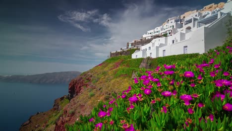 sonnigen-Tag-berühmte-Santorini-Insel-Stadt-Hügel-Blumen-Bucht-Panorama-4-k-Zeit-hinfällig,-Griechenland