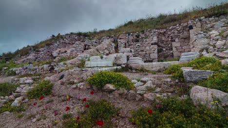 Tag-Zeit-Sturm-Himmel-Santorini-Insel-alte-Steinruinen-Blumen-Panorama-4-k-Zeit-hinfällig,-Griechenland