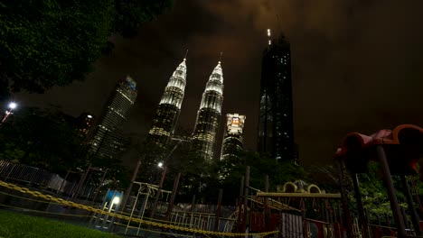 Dramatische-Himmel-über-die-Petronas-Towers-in-Kuala-Lumpur-Stadtzentrum,-Nacht-Shooting