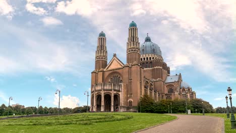 Timelapse-en-la-Basílica-de-Koekelberg-de-sagrado-corazón-de-Bruselas-(Sacre-Coeur),-lapso-de-tiempo-de-4K-de-Bruselas,-Bélgica