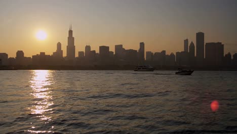 Blick-auf-Lake-Michigan-Sears-Tower-bei-Sonnenuntergang