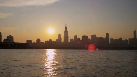 Puesta-de-sol-del-horizonte-sobre-Lago-Michigan-Chicago-ciudad-de-rascacielos