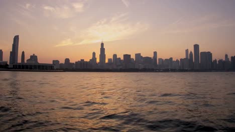 Blick-auf-den-Sonnenuntergang-über-Chicago-City-Wolkenkratzer-USA