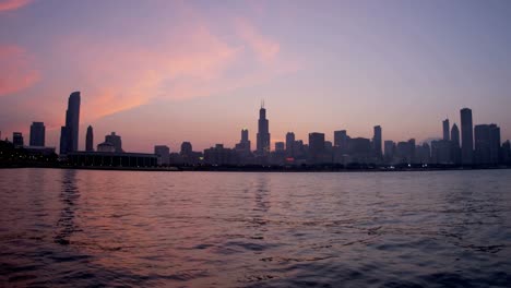 Lake-Michigan-Wolkenkratzer-Downtown-Chicago-bei-Sonnenuntergang-America