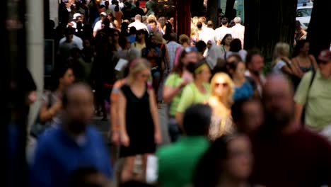 Multi-ethnischen-Menschen-zu-Fuß-auf-Stadtstraßen-Amerika