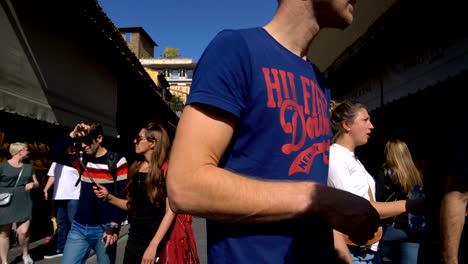 Caminar-sobre-el-puente-de-Ponte-Vecchio-en-Florencia,-Italia