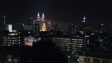 Mover-a-la-izquierda-vista-aérea-de-Kuala-Lumpur-durante-noche-junto-a-la-torre-KLCC.