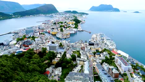 Stadt-von-Alesund-Norwegen-Luftaufnahmen