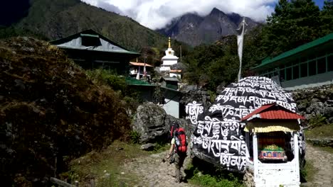 Traditionelle-Gebet-Stein-in-Nepal