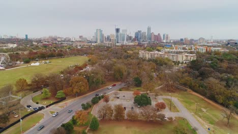 Vista-aérea-lejana-del-horizonte-de-Austin-Texas-en-día-nublado