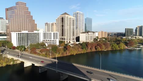 Lento-hacia-adelante-estableciendo-captura-de-tráfico-en-el-puente-de-la-Avenida-Congreso-en-Austin