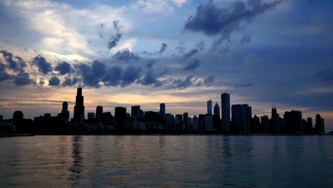 Skyline-von-Chicago-auf-dem-See-bei-Sonnenuntergang-Zeitraffer-wiedergegeben