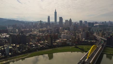 sonnigen-Tag-Taipei-Stadtbild-Fluss-Verkehr-Brücke-Luftaufnahme-Innenstadt-Panorama-4k-Zeitraffer-Taiwan