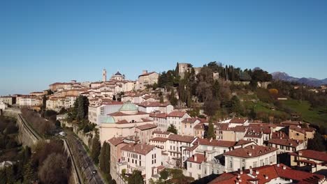 Vista-aérea-de-Drone-de-Bergamo---ciudad-vieja.-Uno-de-la-hermosa-ciudad-en-Italia.-Paisaje-en-el-centro-de-la-ciudad-y-sus-edificios-históricos-durante-un-día-de-maravillosa-blu