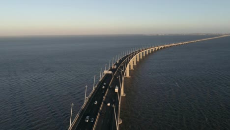 Aerial-Drone-Video-von-Ponte-Vasco-da-Gama-Bridge-mit-vorbeifahrende-Autos