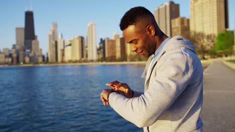 Athletische-afroamerikanische-männlich-ruht-Smartwatch-tragen