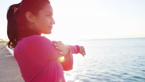 Hispanische-Frauen-Fitness-an-Sonne-Flare-abkühlen