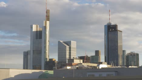 Frankfurt-am-Main-Bürotürme-niedrigen-Winkel