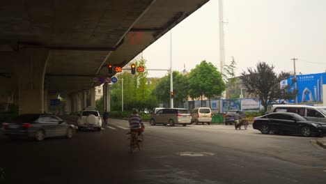 día-de-lluvia-wuhan-ciudad-tráfico-cruce-calle-panorama-4k-china