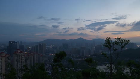 Sonnenuntergang-beleuchtet-Zhuhai-Stadtbild-Park-Mountain-Top-Panorama-4k-china