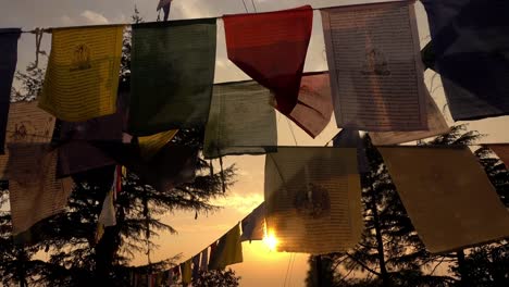 Video-von-einige-Tibetische-Gebetsfahnen-zog-durch-den-Wind-bei-Sonnenuntergang-in-Kathmandu,-Nepal.