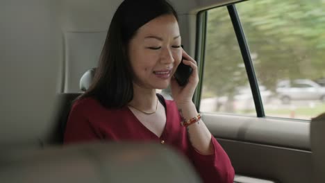 Mujer-de-negocios-seguros-de-trabajar-en-el-Taxi-yendo-a-la-oficina