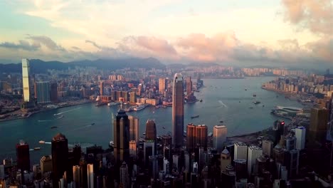 Hong-Kong-centro-y-puerto-de-Victoria.-Distrito-financiero-de-ciudad-inteligente.-Rascacielos-y-altos-edificios.-Vista-aérea-al-atardecer.