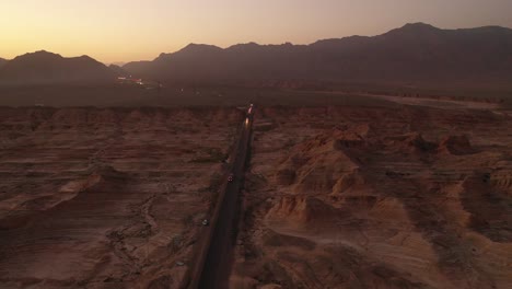 Carretera-del-desierto-en-Xinjiang,-China