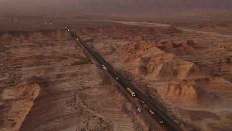 Carretera-del-desierto-en-Xinjiang,-China