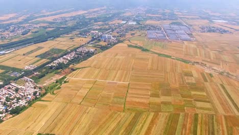 Luftaufnahme-von-Weizen-Feld-und-Dorf,-Xi-\'-an,-China.