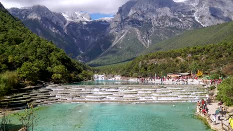 Blanco-agua-río-o-río-Baishui-y-Jade-Dragon-Snow-Mountain,-Lijiang,-Yunnan,-China.