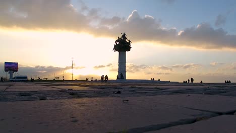 Izmir-Square-Drohne,-Stadtplatz-von-von-Drohne,-Sonnenuntergang