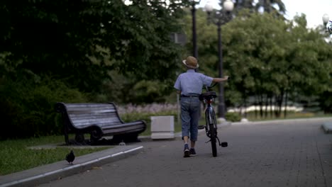 Junge-ist-mit-dem-Fahrrad-in-der-Stadt,-im-freien-Fuß.