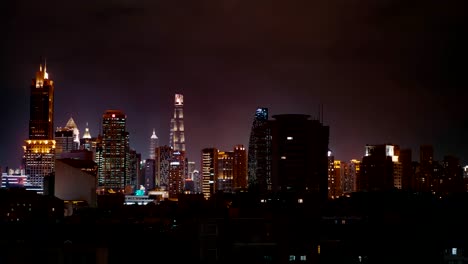 Vista-nocturna-desde-el-Bund-en-Lujiazui-en-Pudong-distric-en-Shanghai,-China.