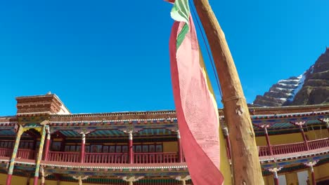 Monasterio-de-Hemis-en-primer-plano-de-la-bandera-roja,-Leh-Ladakh,-India