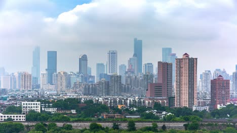 Edificios-panorámicos-de-horizonte-y-la-ciudad,-tiempo-nublado,-fotografía-Time-lapse