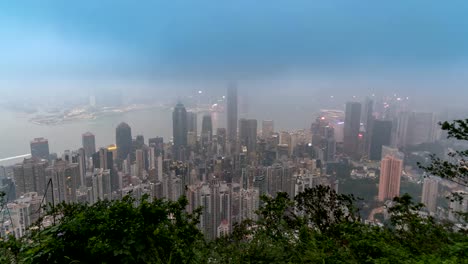 Hong-Kong-Zeitraffer-4K,-Stadt-Skyline-von-Tag-zu-Nacht-Timelapse-Blick-vom-Victoria-Peak-mit-Nebel