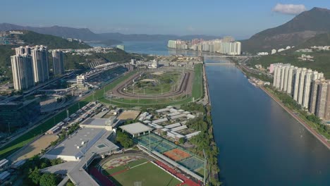 Vista-aérea-del-distrito-de-Shatin-en-Hong-Kong-en-tiempo-del-día.